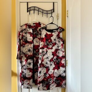 Kasper Suit Size 6/ 19.5 Bust 
Worn once. 
Pit to pit 19.5.
Length 39.